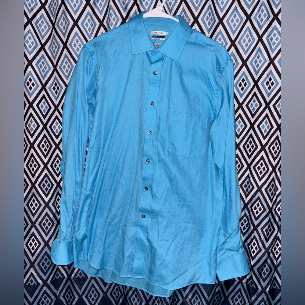 Light blue van heusen flex collar regular fit size: 16 34/35 wrinkle free.